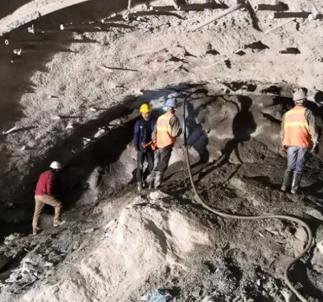 石龙拱顶带模注浆料的施工流程及注意事项